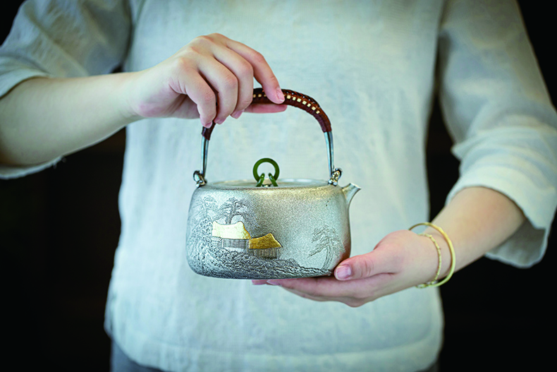 闪闪发光的银壶,银壶色彩