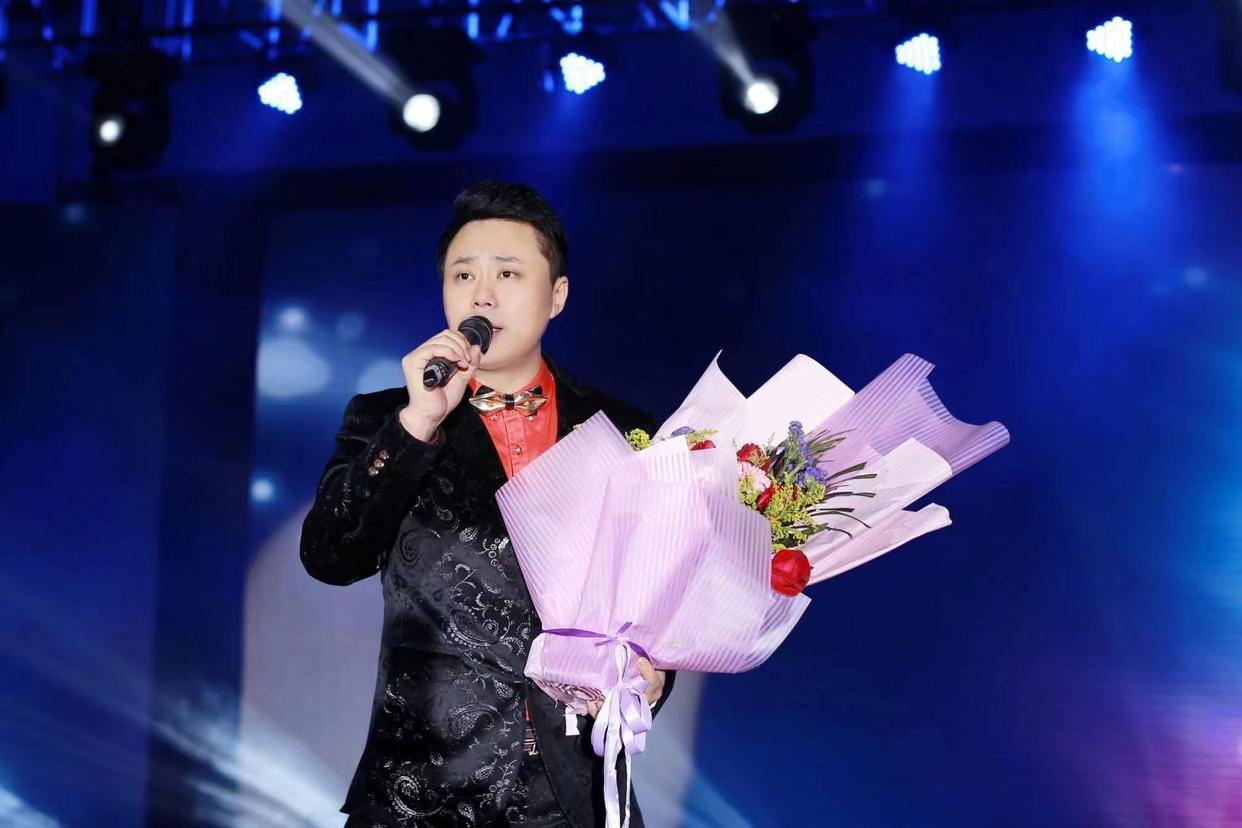 登录华人头条,居然可以听到情歌王子歌手高安的《红尘情歌》