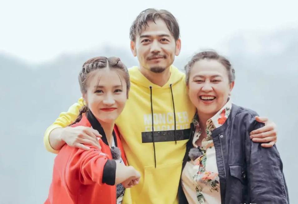 杨烁夫妇同框照片,杨烁一家四口全部视频