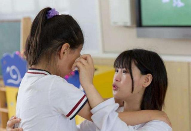 初中的女儿被同学孤立父母怎么做,女孩小学被孤立家长应该怎么做