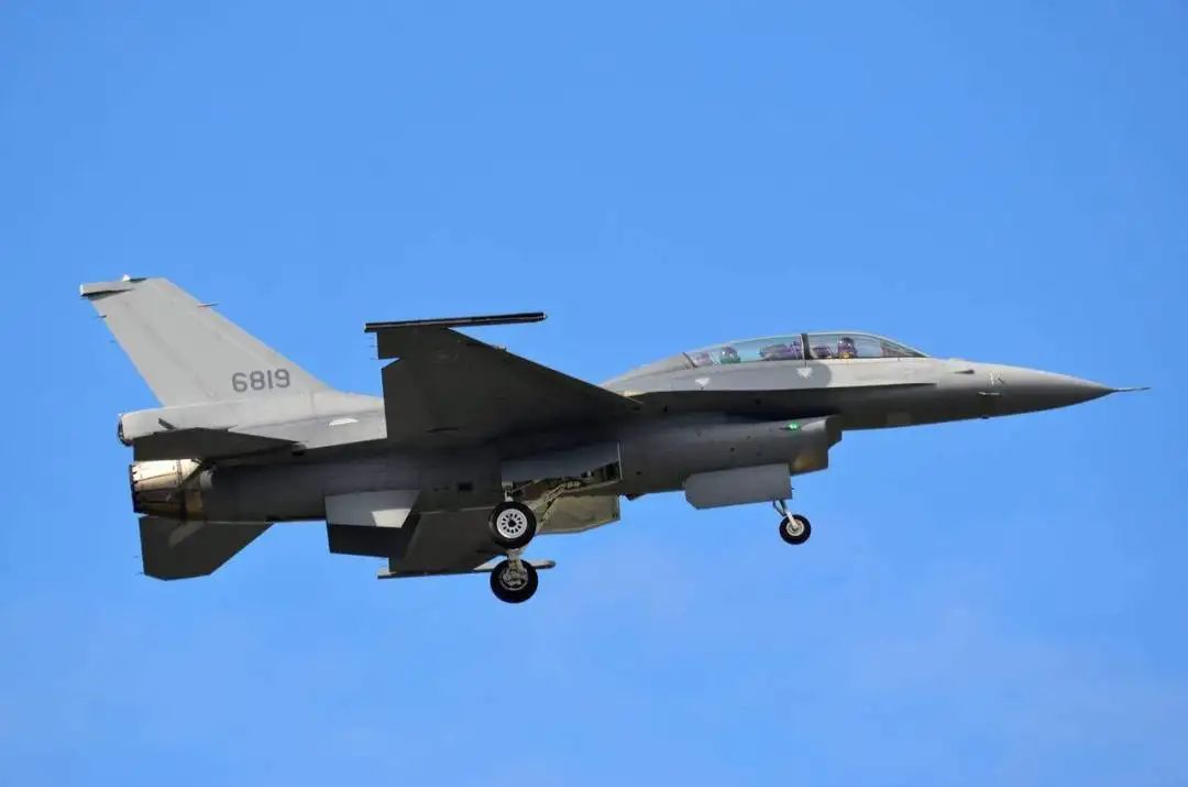 台军宣称解放军运8坠毁南海,专家:明明是你的幻影2000坠海