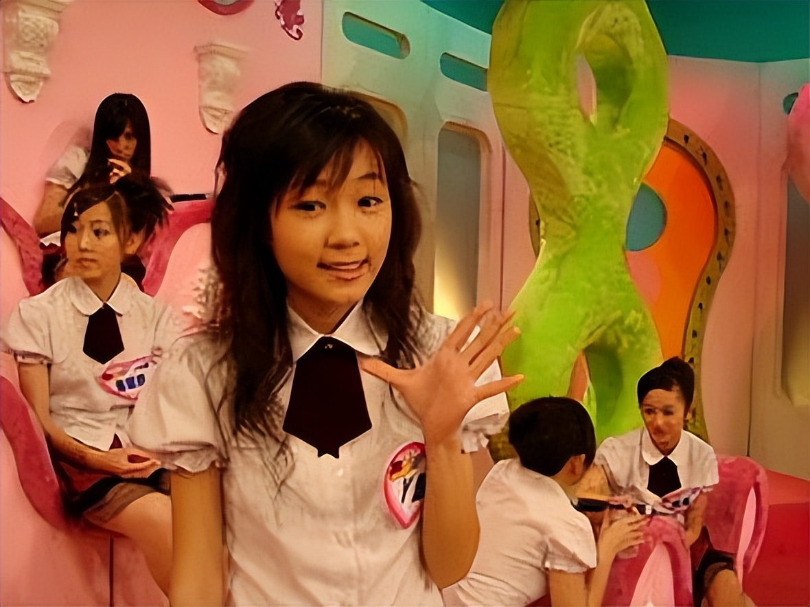 昆凌回应与侯佩岑撞彩虹图,昆凌暗讽侯佩岑