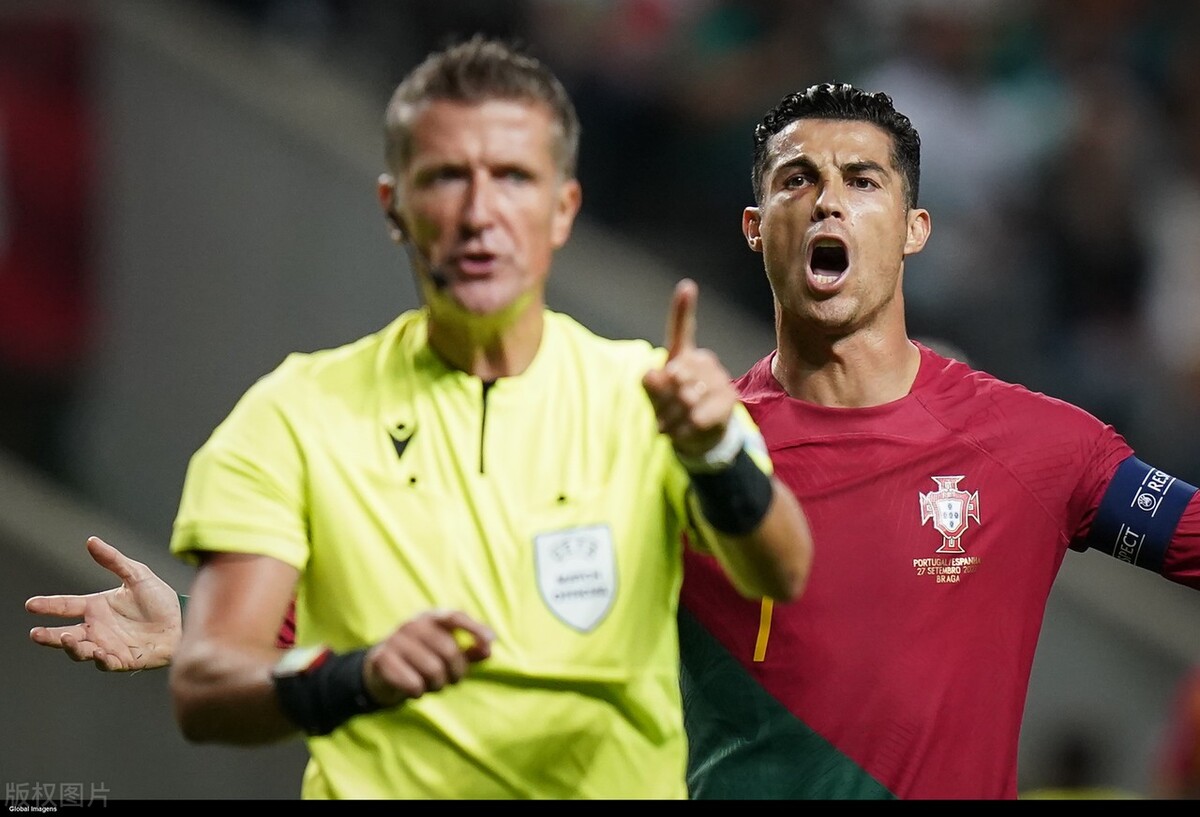 天下足球双骄c罗和梅西,c罗为什么比梅西更受欢迎