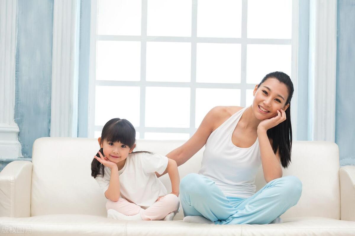 每天睡前10分钟陪孩子交流5个问题,睡前一小时坚持陪孩子做这件事