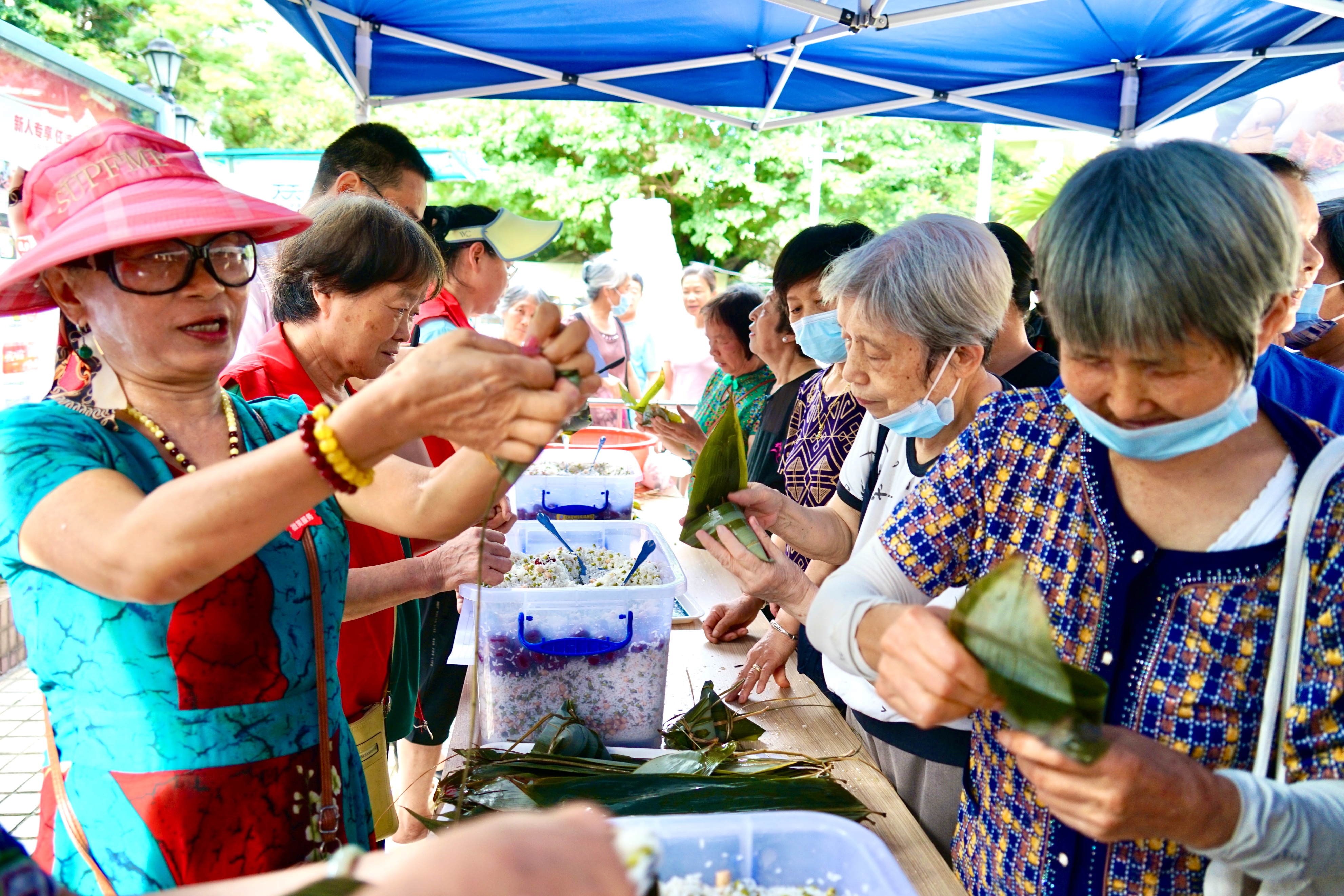庆祝端午节的包粽子活动图片,开展庆端午包粽子活动