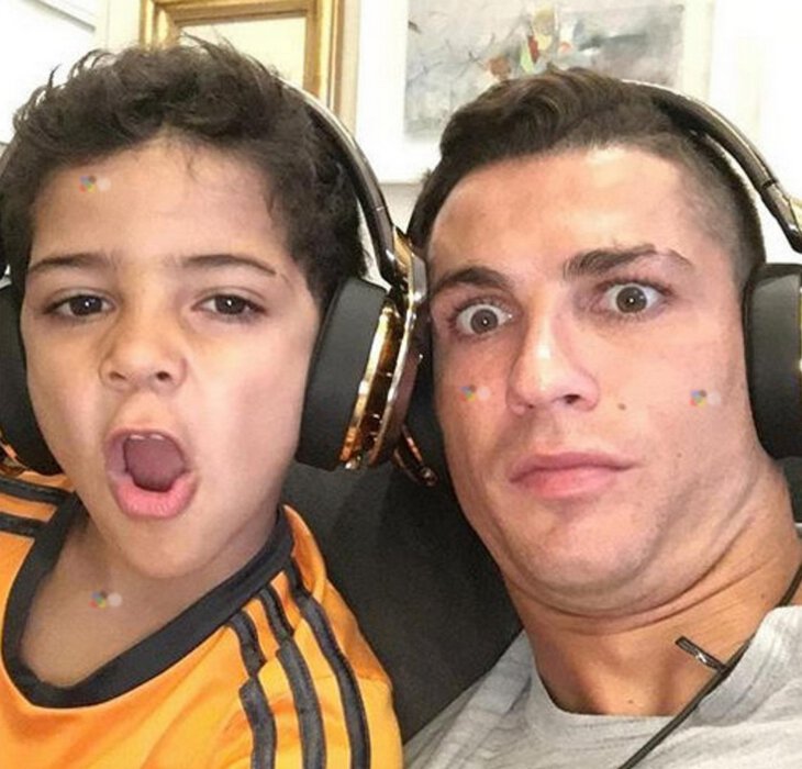 十二岁的c罗和迷你罗踢球,迷你罗对c罗的重要性