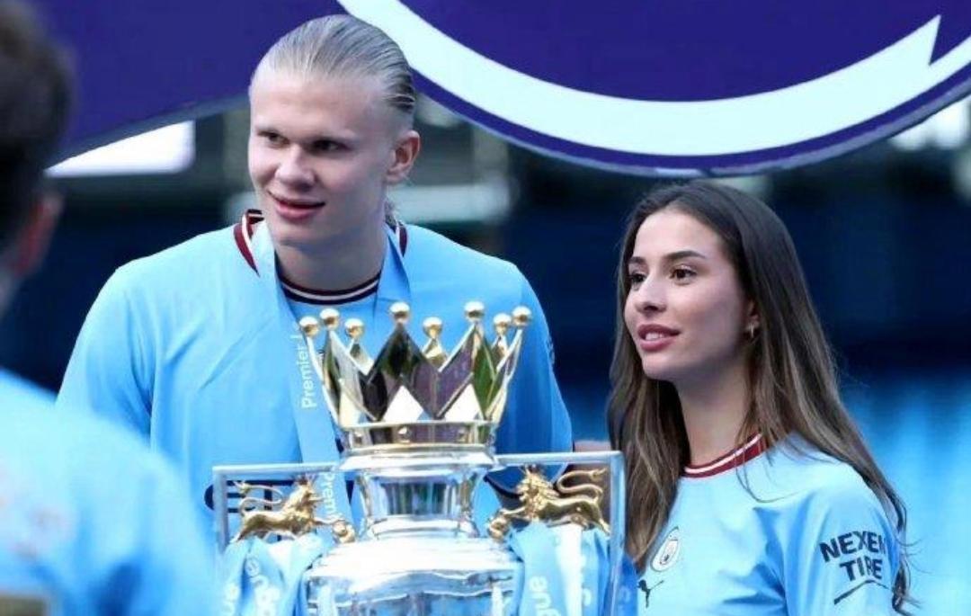 哈兰德女友参加派对,哈兰德女友礼服