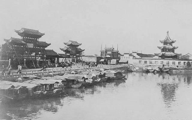 日军兽行：当着男人的面玷污了女儿，临走还残忍割下妻子乳房