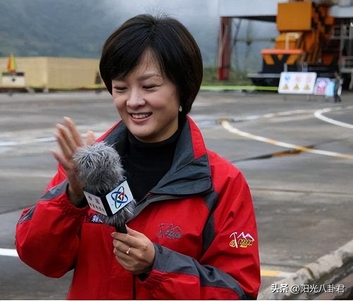 十年前汶川主持人落泪,2008年汶川大地震李小萌实地采访