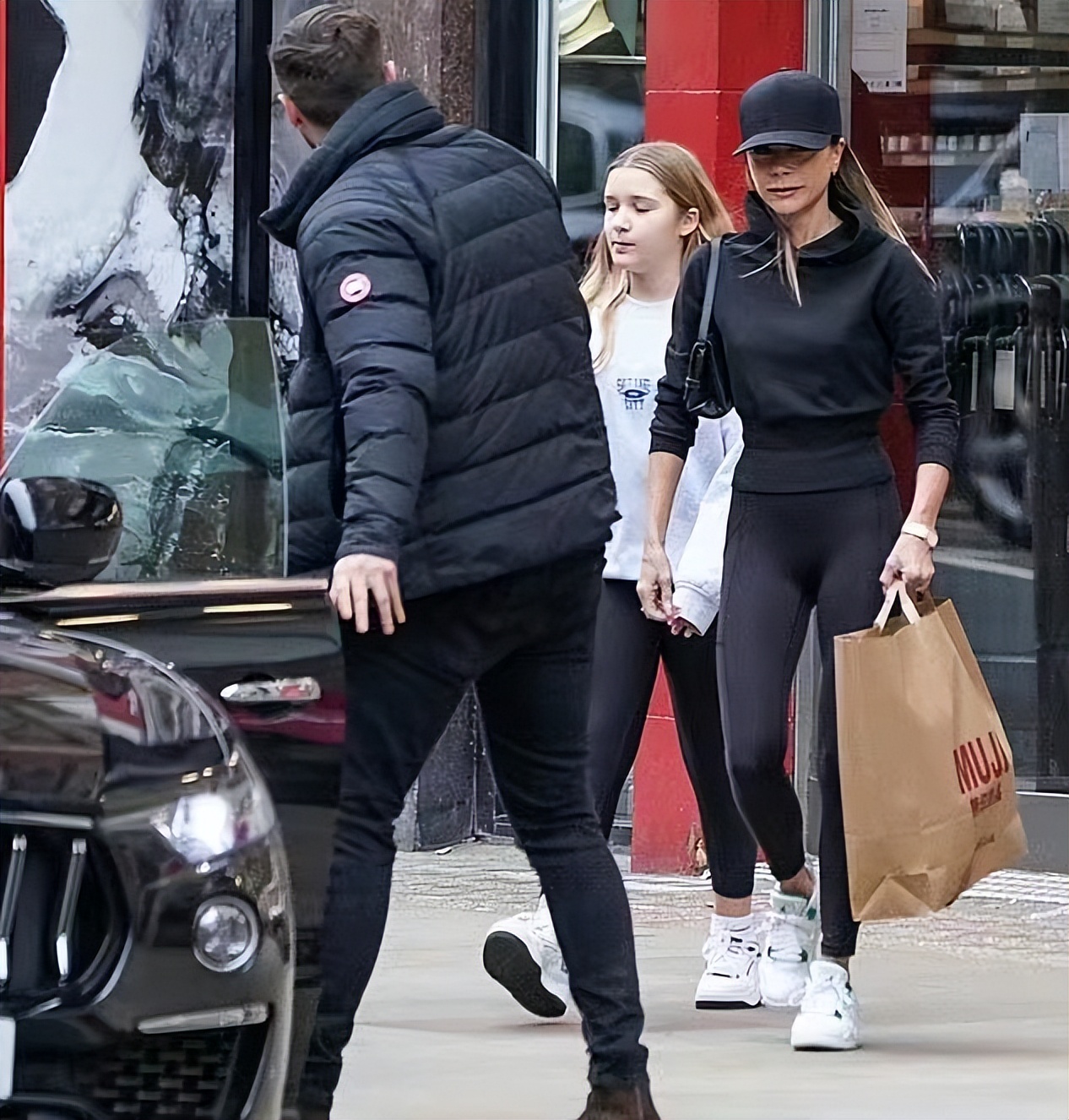 贝嫂带小七出街购物,贝嫂抱小七纽约逛街