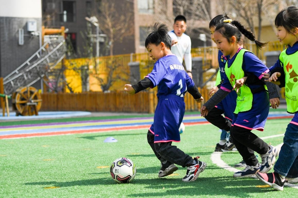 天津小孩儿踢足球,东丽湖小孩踢足球