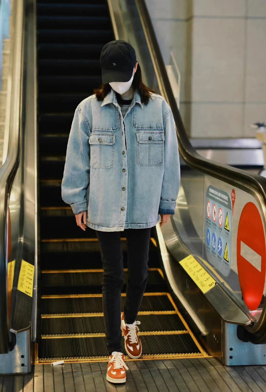 张小斐机场穿搭饼干鞋,张小斐的牛仔马甲配牛仔短裤