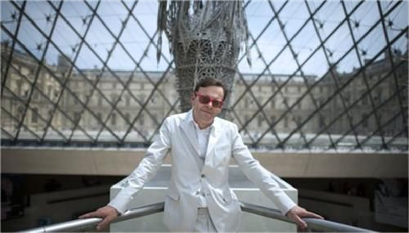 男子给活猪纹身，一张猪皮可卖百万，香奈儿高价买走做成限量皮包