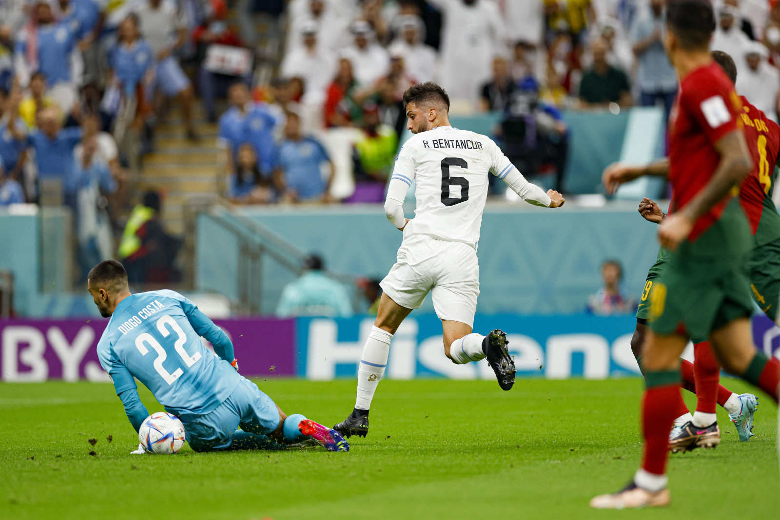 2-0！C罗的命比梅西好！葡萄牙提前出线，阿根廷就很难说了