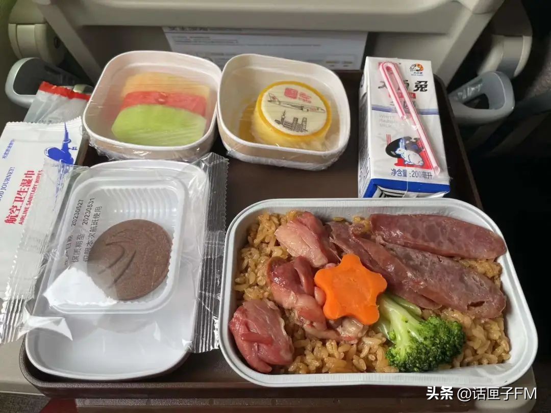 民航最高礼仪迎接c919飞机,商业首航成功c919过水门现场