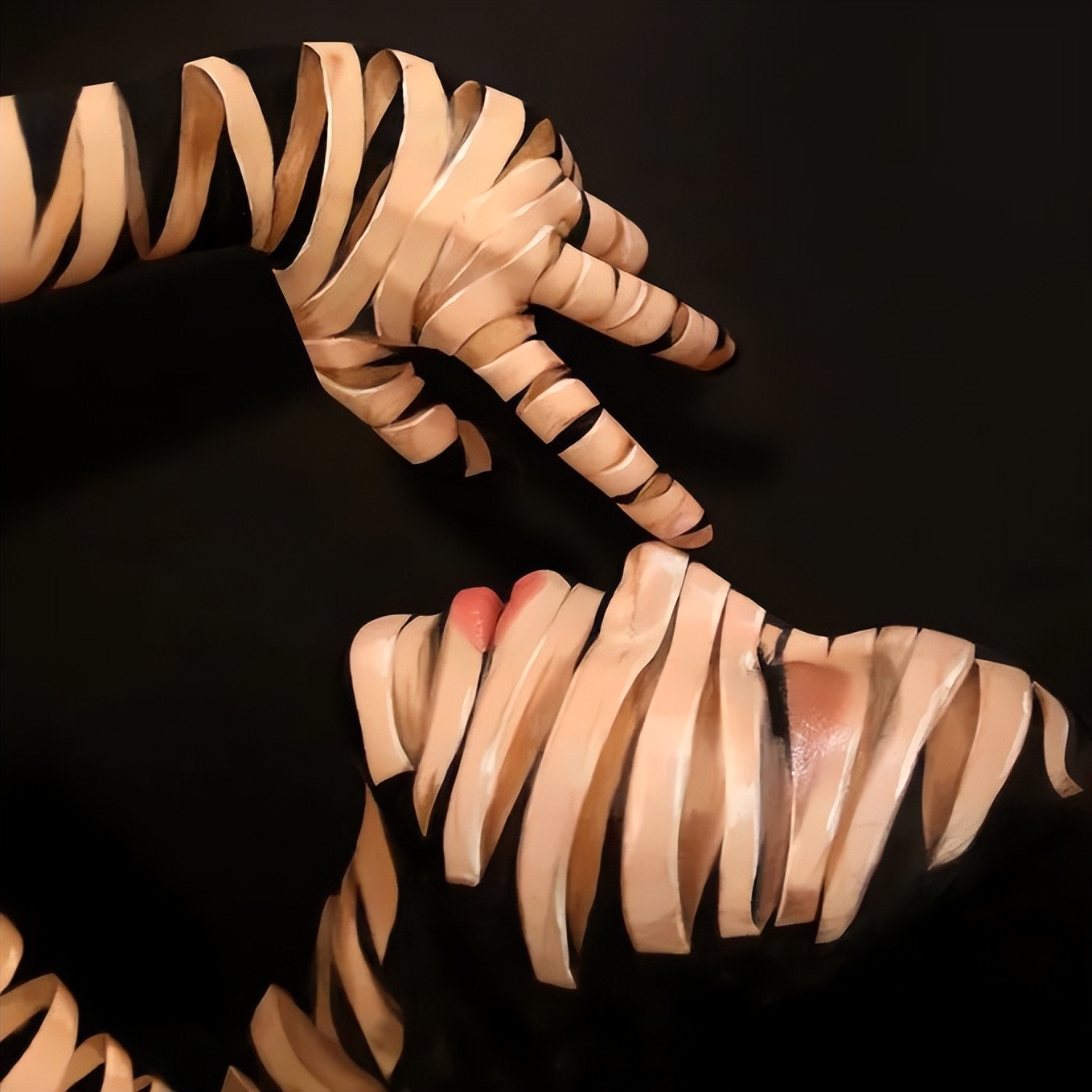 她脱去衣服,在自己皮肤上作画,狂吸63万粉,还能月入百万