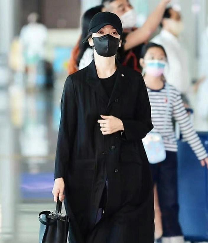 近期宋慧乔穿出不一样的美,宋慧乔穿搭日常短黑裙