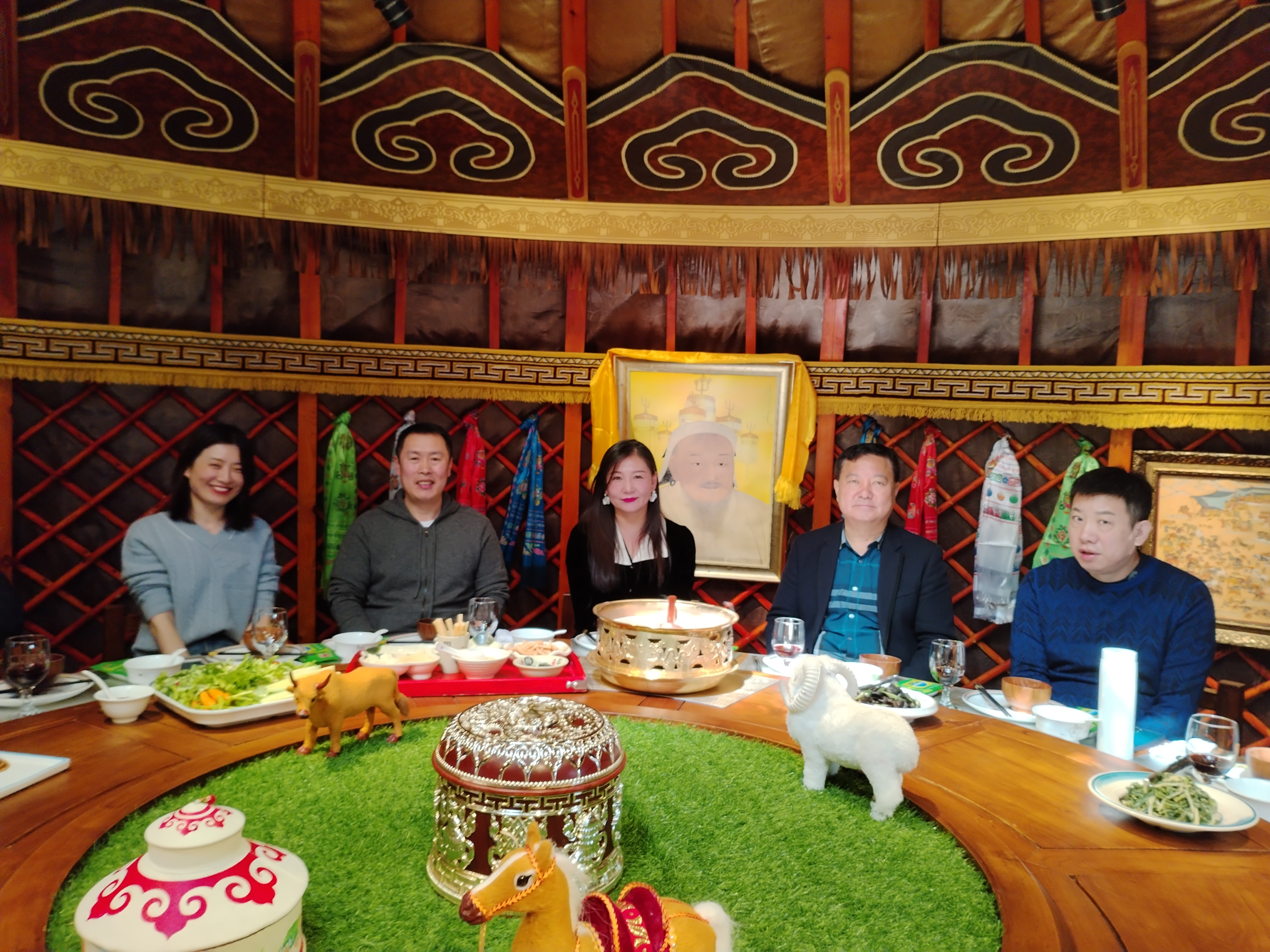 湖南省内蒙古商会副会长李芳一行到北京蒙古大营考察