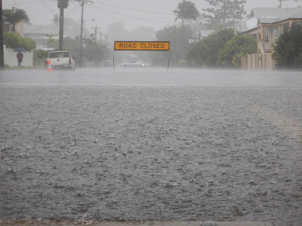 雷阵雨狂风汽车受损怎么办,暴雨天车主怎么自救