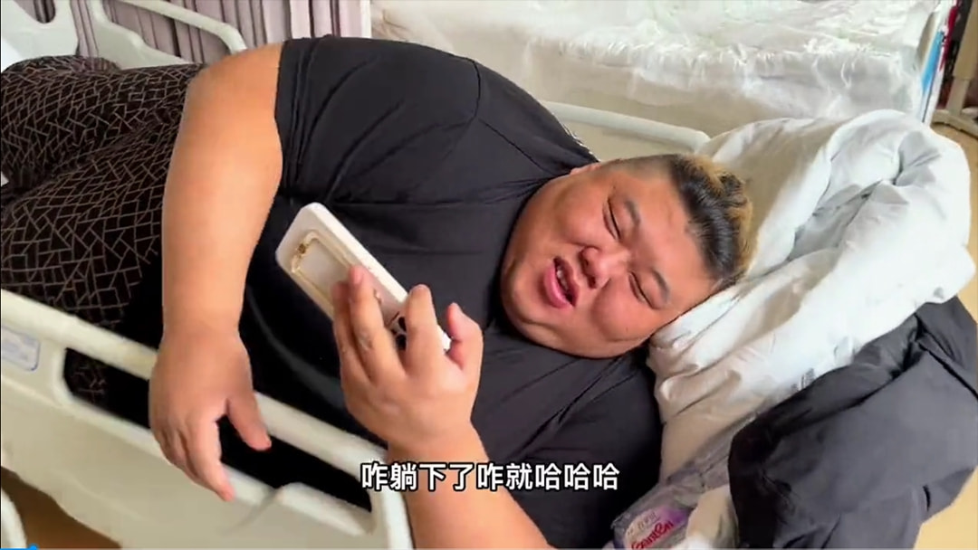 560斤胖猴仔减肥欢乐多，一周减17斤得神秘大奖，打开后本尊急了