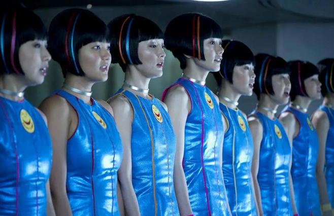 因为肩塌而红毯翻车的女明星,各个女星的红毯穿衣事故