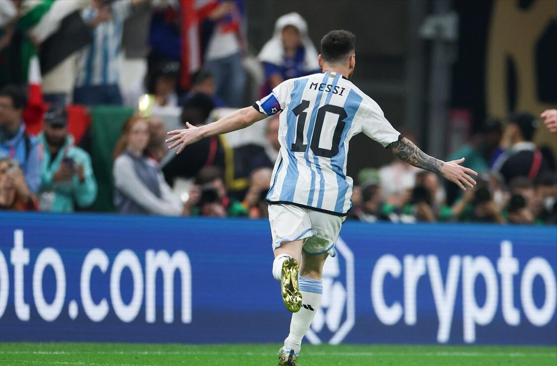 球王梅西终于捧起了大力神杯,梅西加冕球王大力神杯