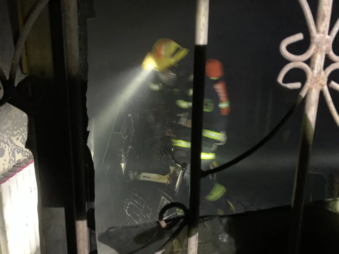 怎样避免电动车锂电池充电起火,电动车私自拉线充电起火怎么处理