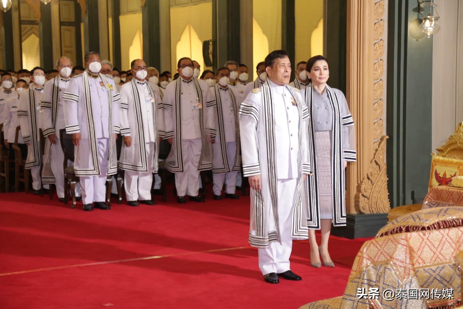 泰国国王给王后颁发毕业证书,泰国国王亲自给学生发毕业证