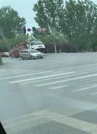 隔壁的单亲妈妈来我家借跑步机,但是为什么她还穿高跟鞋?: