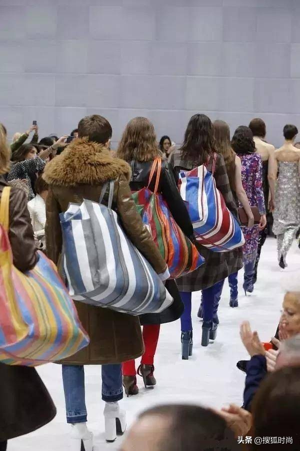 巴黎世家推出12000元垃圾袋,巴黎世家一万二的垃圾袋在哪里买