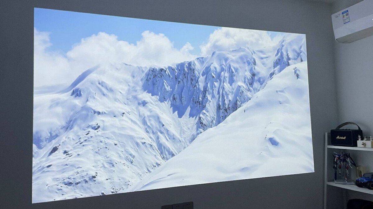 有它，挤啥电影院？AOCL1智能投影实测：2500ANSI流明+帝瓦雷调音