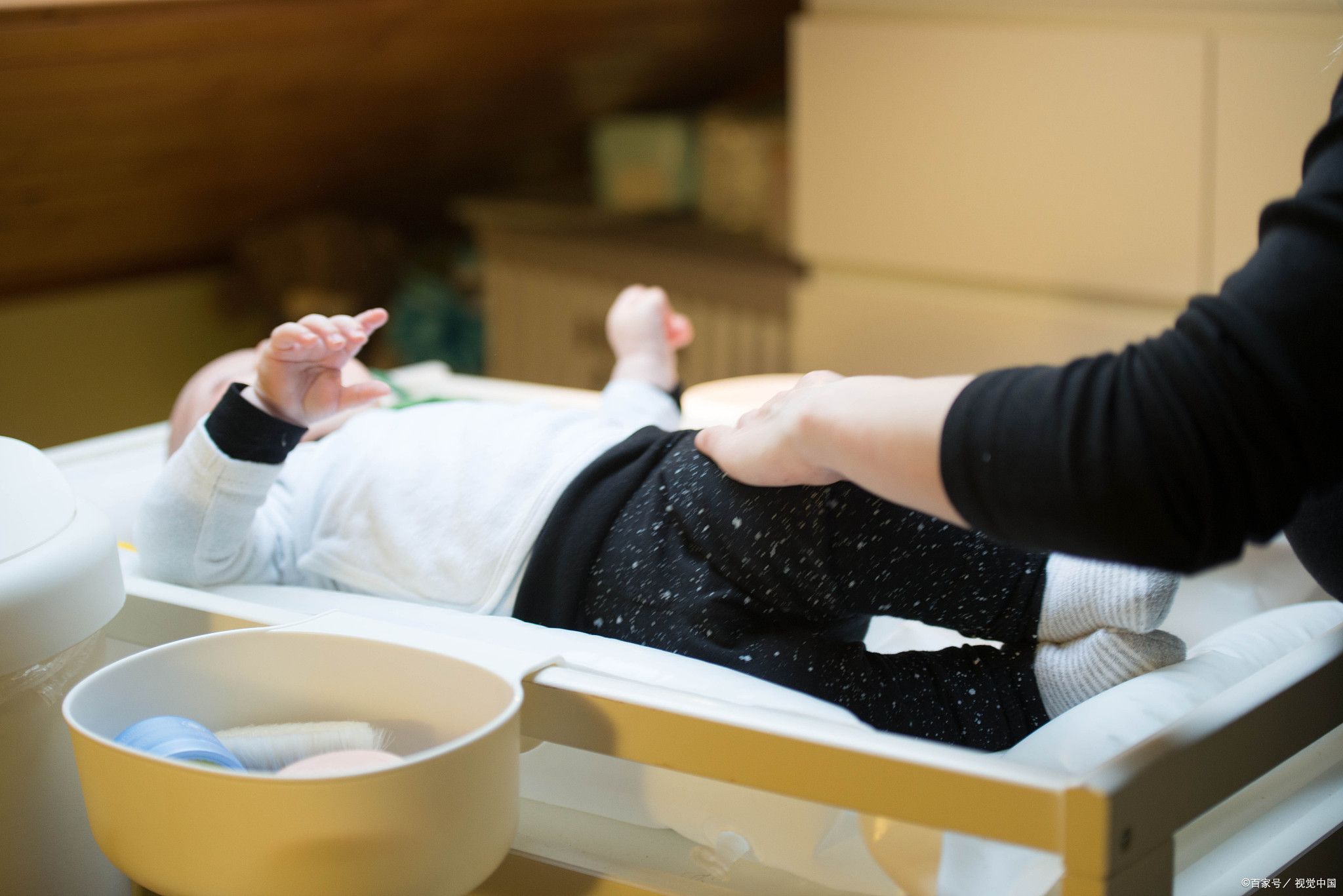 给男宝宝洗屁屁真的要翻过来洗吗,男宝洗屁屁的正确方法新生儿