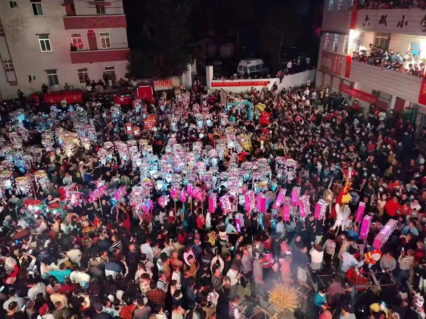 广东信宜镇隆六双花灯直播,信宜六双花灯2014年视频