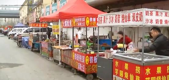 女子占道停车10多天车被铲车铲走,女子占小吃摊位停车20天