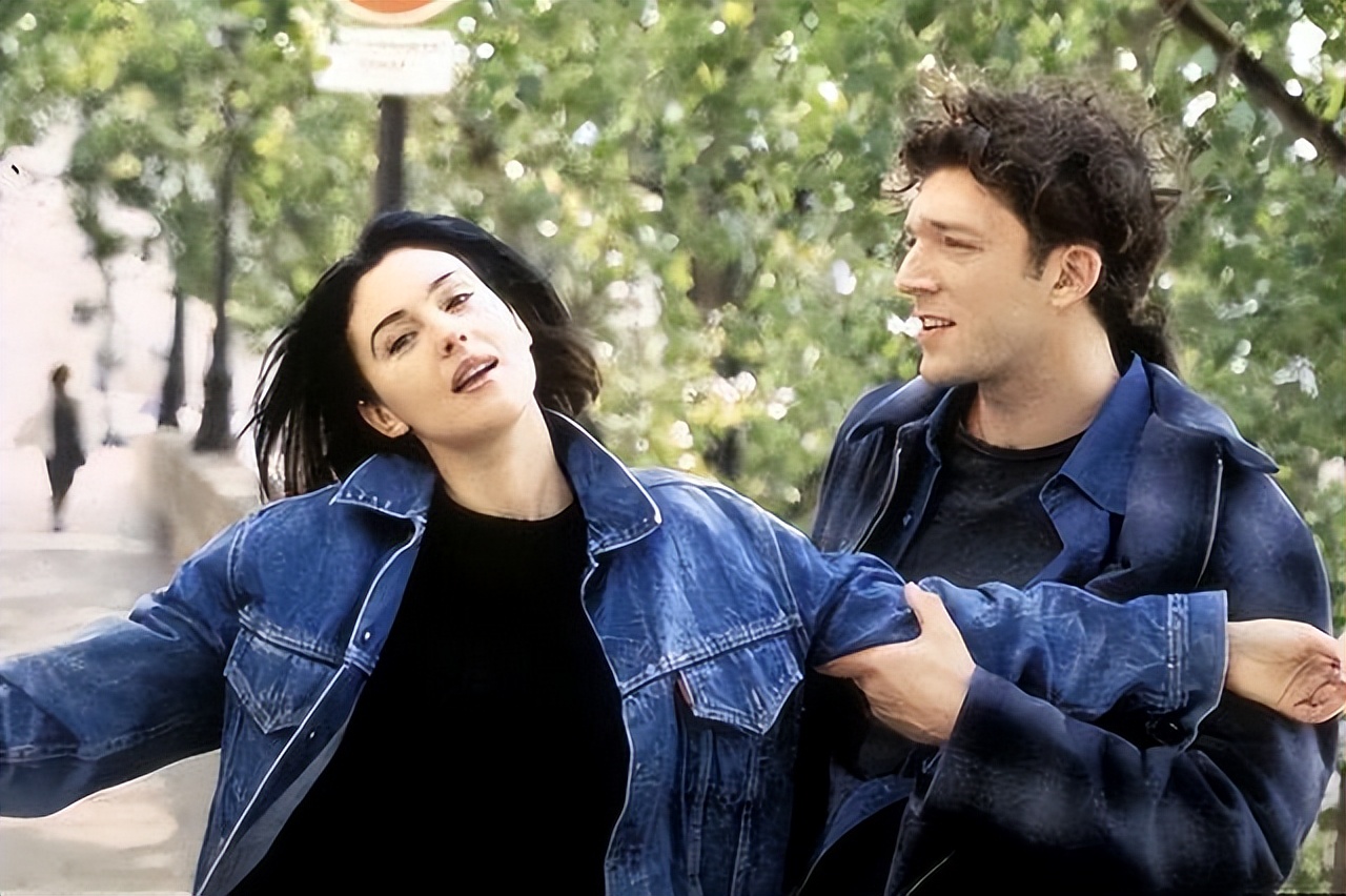 2019年，球花莫妮卡的前夫文森特，热情拥吻小31岁的黑人模特娇妻