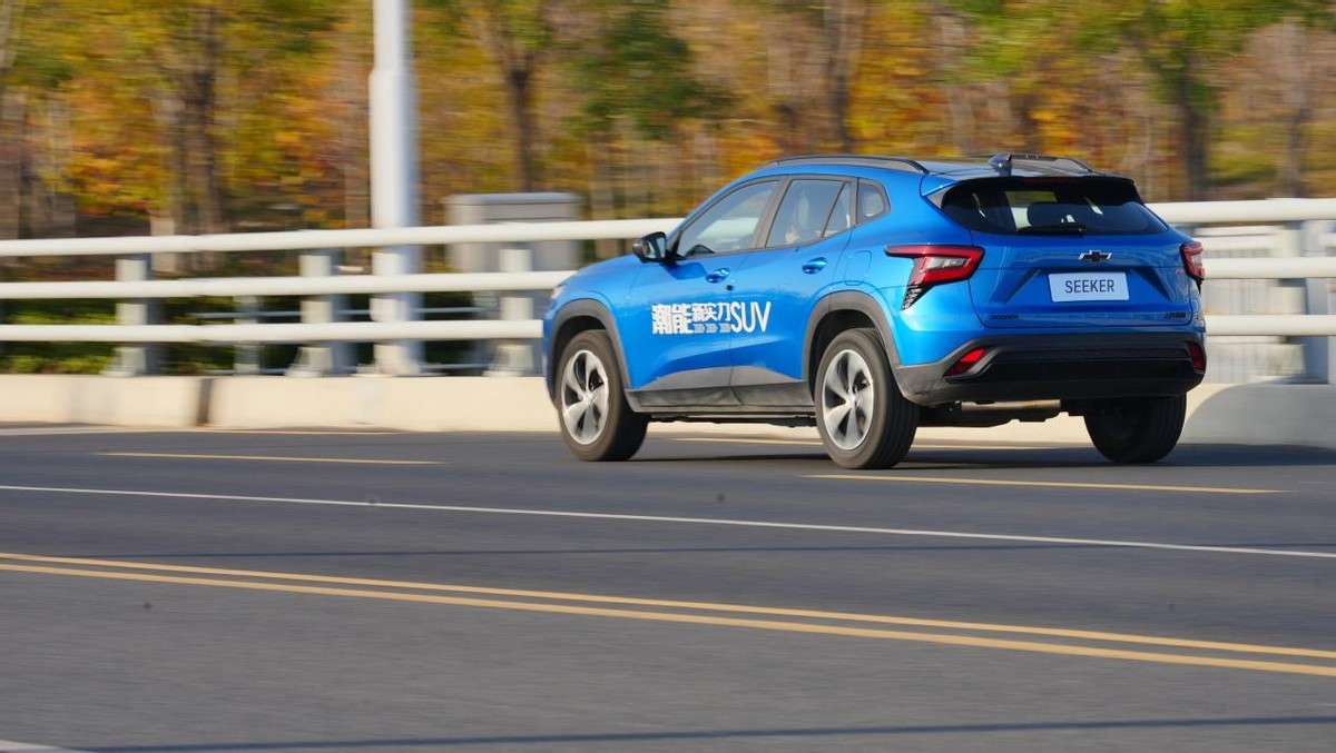 试驾雪佛兰科迈罗锋芒版,雪佛兰科迈罗潮智版和蜂巢版