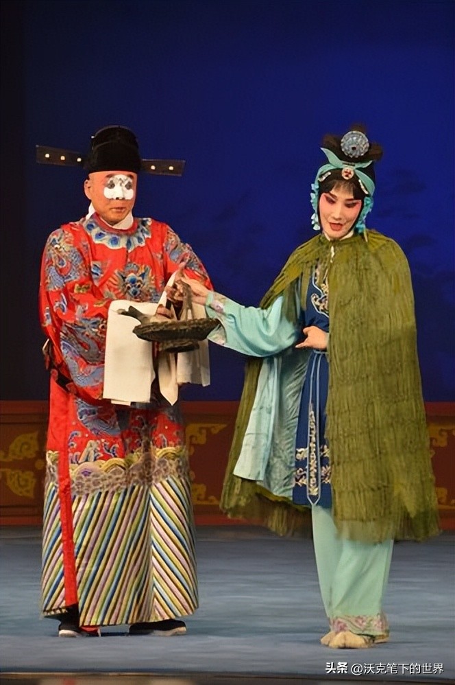 以《望江亭》《救风尘》为例，古典戏剧中的浪漫主义怎样表现的？