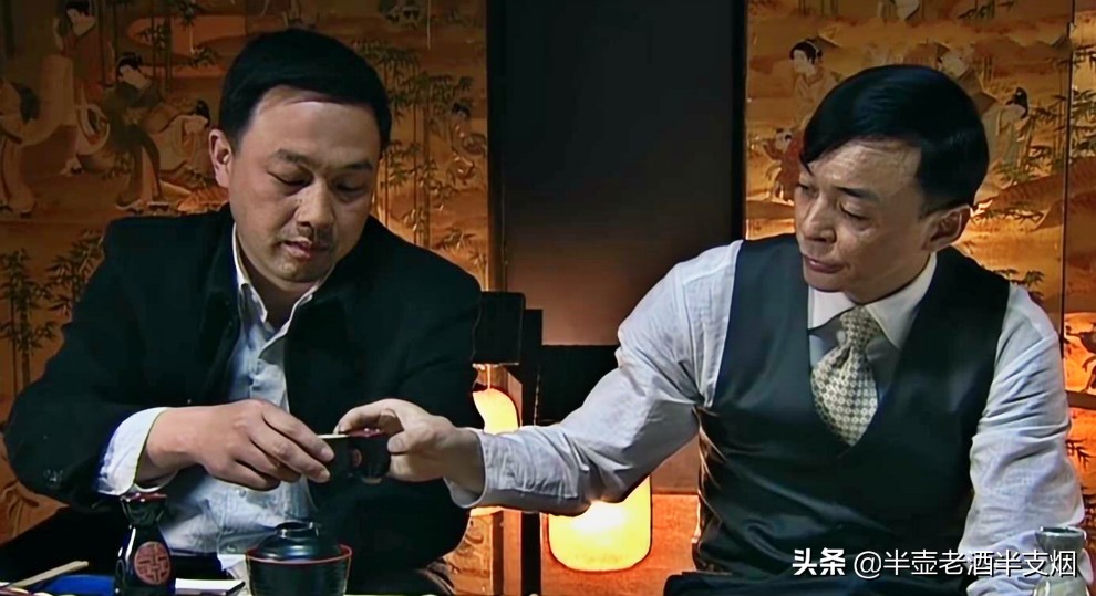 在76号特工总部和保密局天津站，想打败余则成只能用万里浪的办法