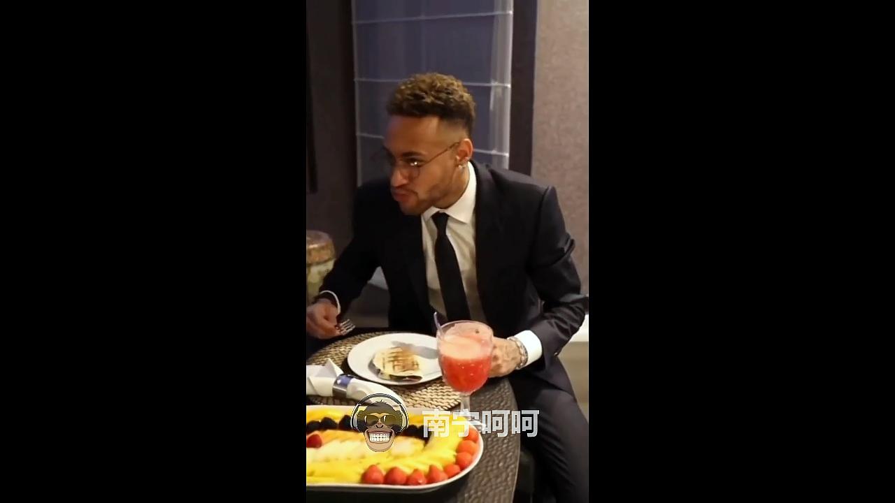 巴西一哥历史最高转会费,世界足坛第一个身价过亿的是谁