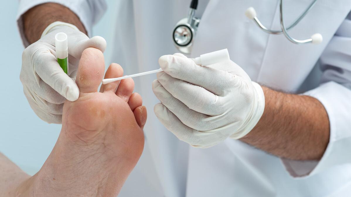 脚趾甲老是往肉里抠,脚趾甲一碰就疼怎么解决