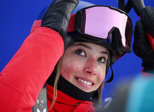 吃韭菜盒子涂美甲，轻松闯入决赛，谷爱凌这小姑娘到底啥人设