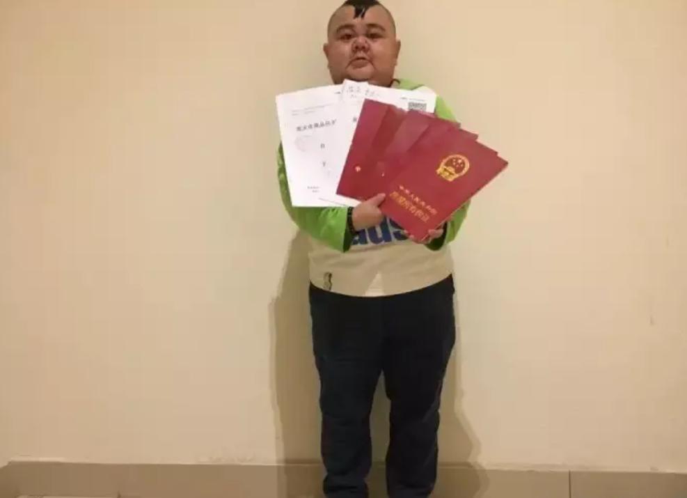 1米2小男人娶1米68老婆,1米2男孩娶26岁漂亮女孩