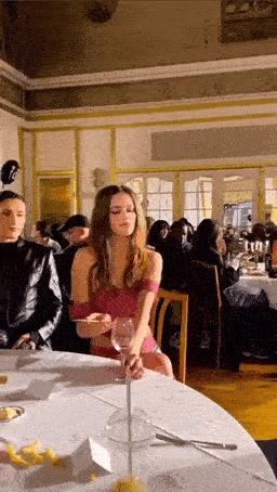 弱者只会抱怨而强者只会适应环境,人要对自己好一点幽默搞笑图片