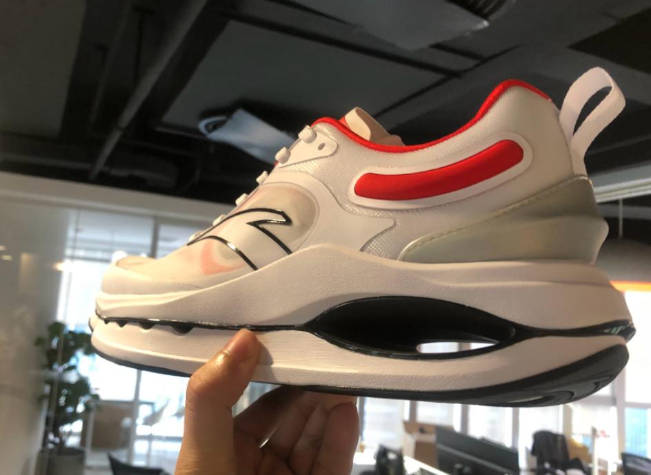 谷爱凌同款跑鞋太帅了，镂空跑鞋科技感强，安踏设计赶超李宁？