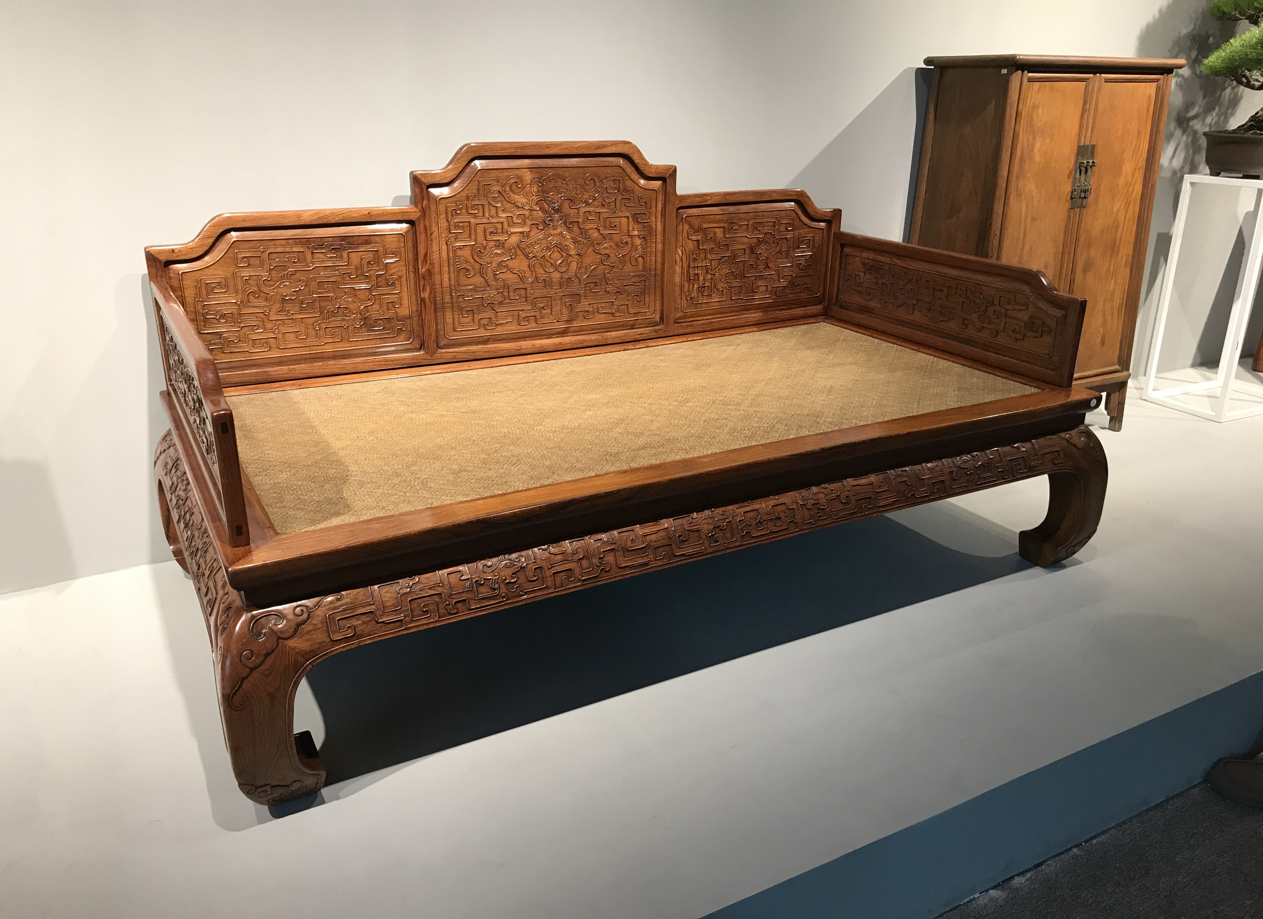 黄花梨大罗汉床价格,价值上亿的罗汉床