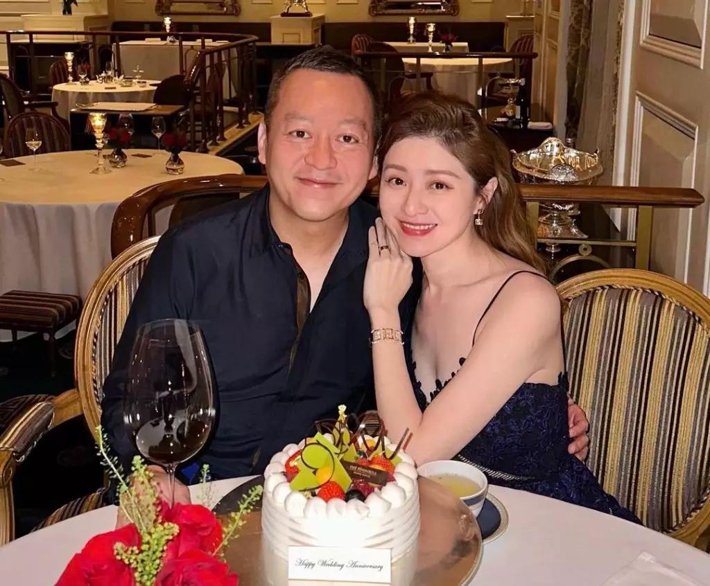 甜心港姐与富商丈夫结婚13周年！遭调侃父女恋，被曝准备生第四胎