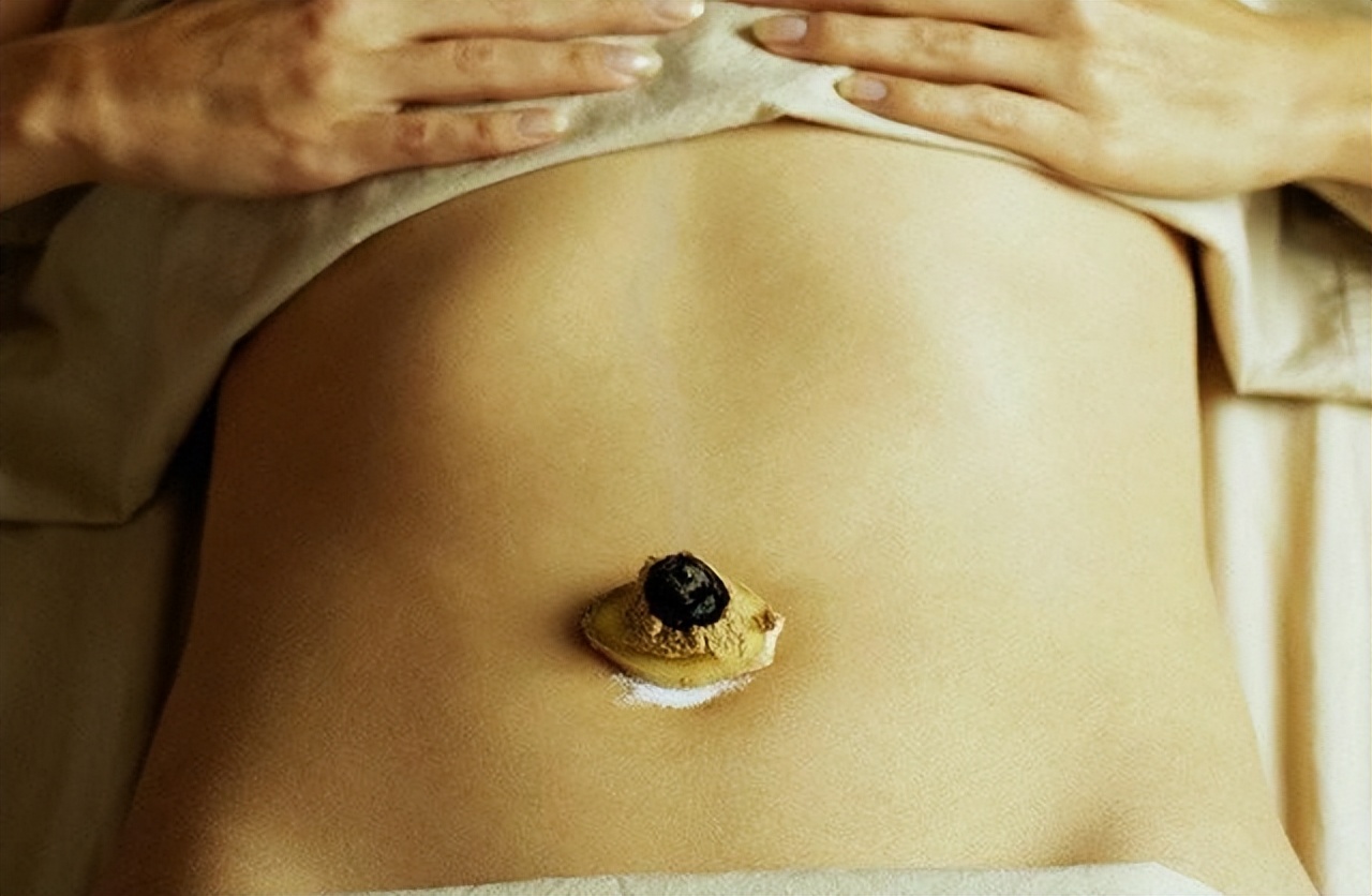 睡前在肚脐放点它，安神暖胃缓解痛经！夏天还能消小肚腩，快试试