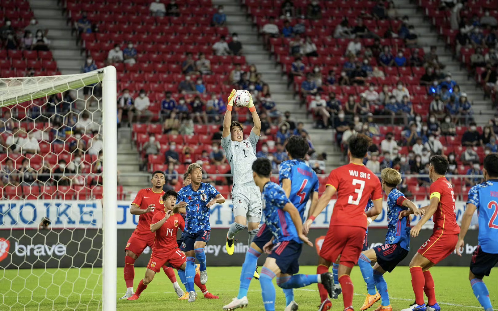 0-0！国足铁桶阵+神将韩佳奇建功，日本男足急得踢晕队友