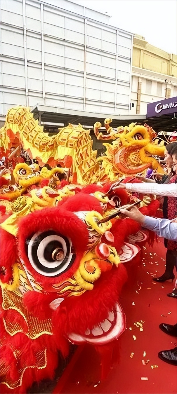 吉狮献瑞闹新春，益民服装城鸿运开工祈丰年