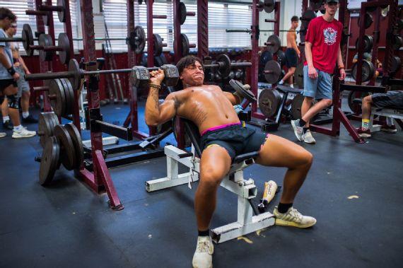 KaylebWagner打破了DerrickHenry记录。他可以获得FBS奖学金吗？